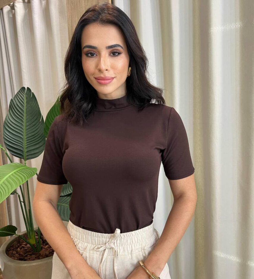 Blusa Feminina Marsha Malha Manga Curta e Gola Alta Marrom - Fernanda Ramos Store