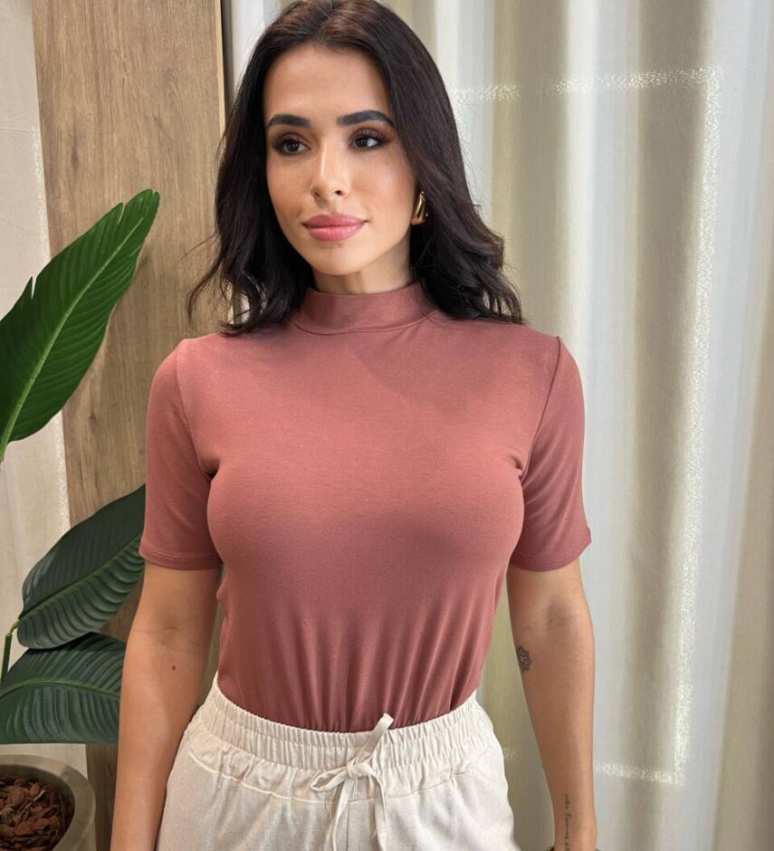 Blusa Feminina Marsha Malha Manga Curta e Gola Alta Chocolate - Fernanda Ramos Store