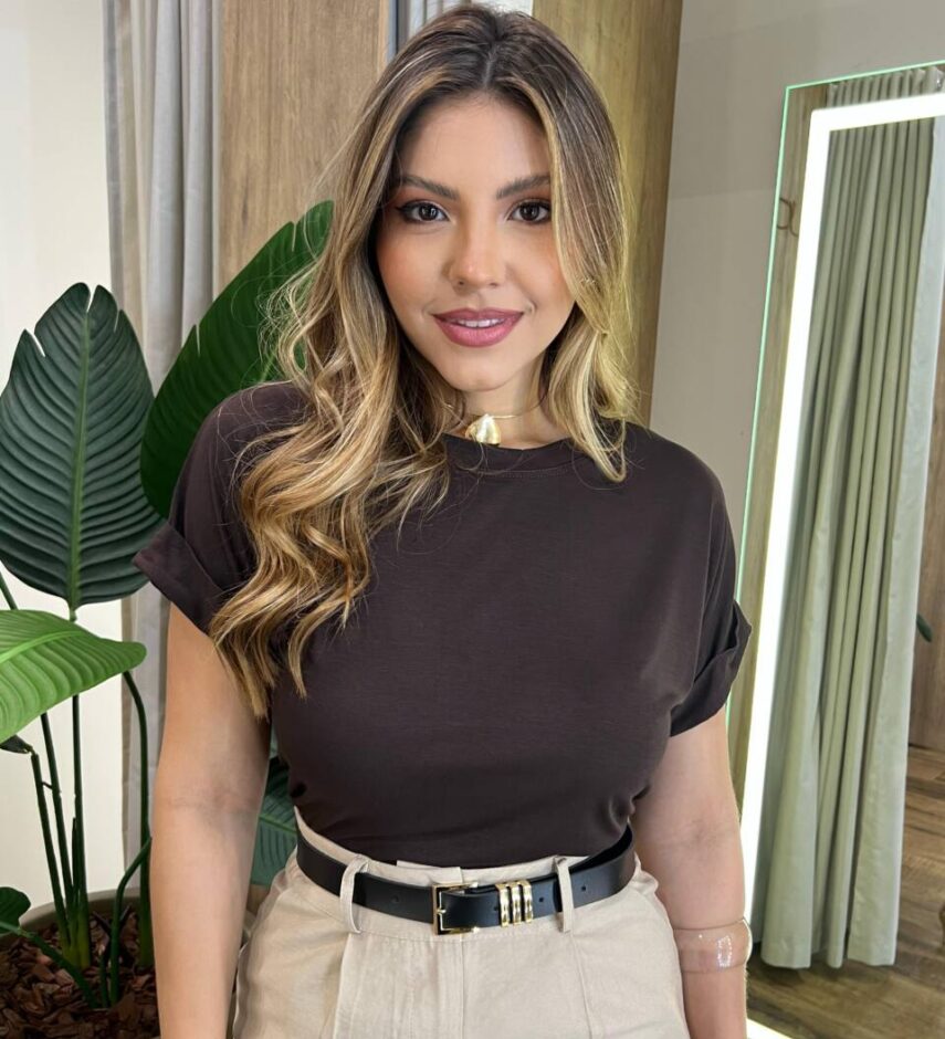 Blusa Feminina Ruby com Detalhe na Manga Marrom - Fernanda Ramos Store