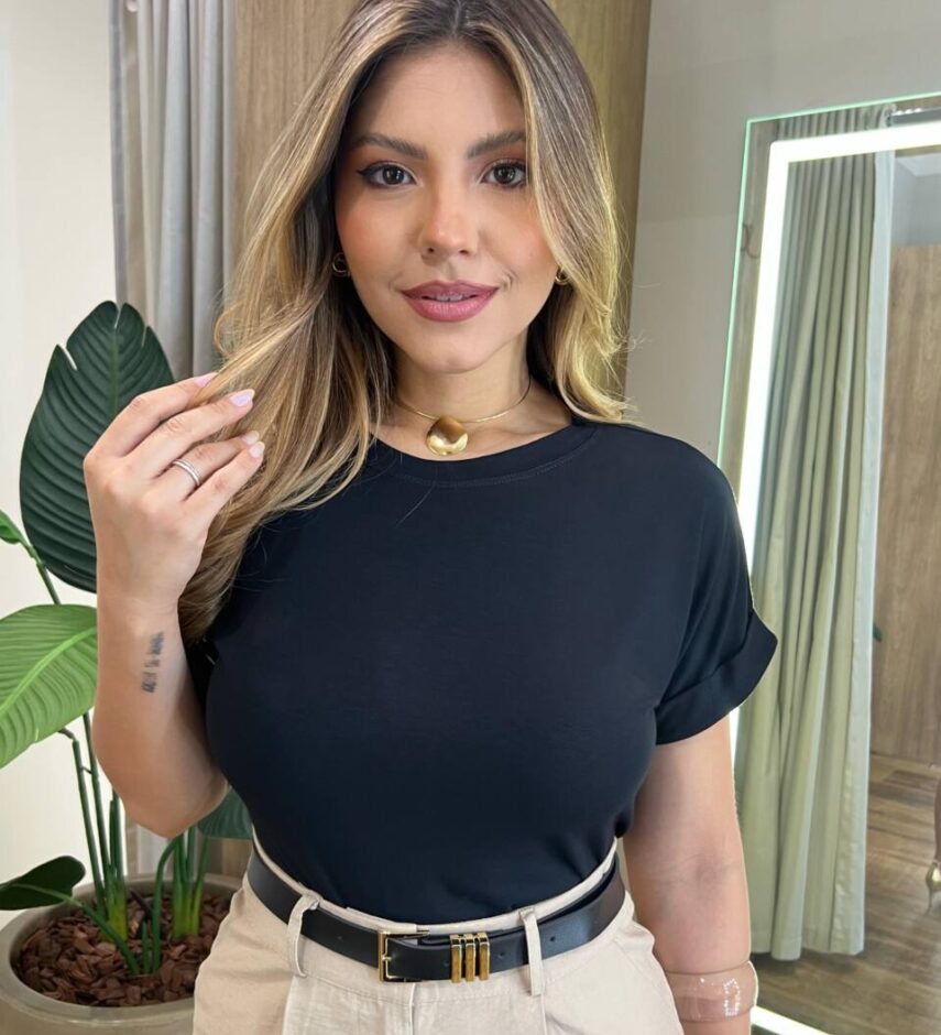 Blusa Feminina Ruby com Detalhe na Manga Preta - Fernanda Ramos Store