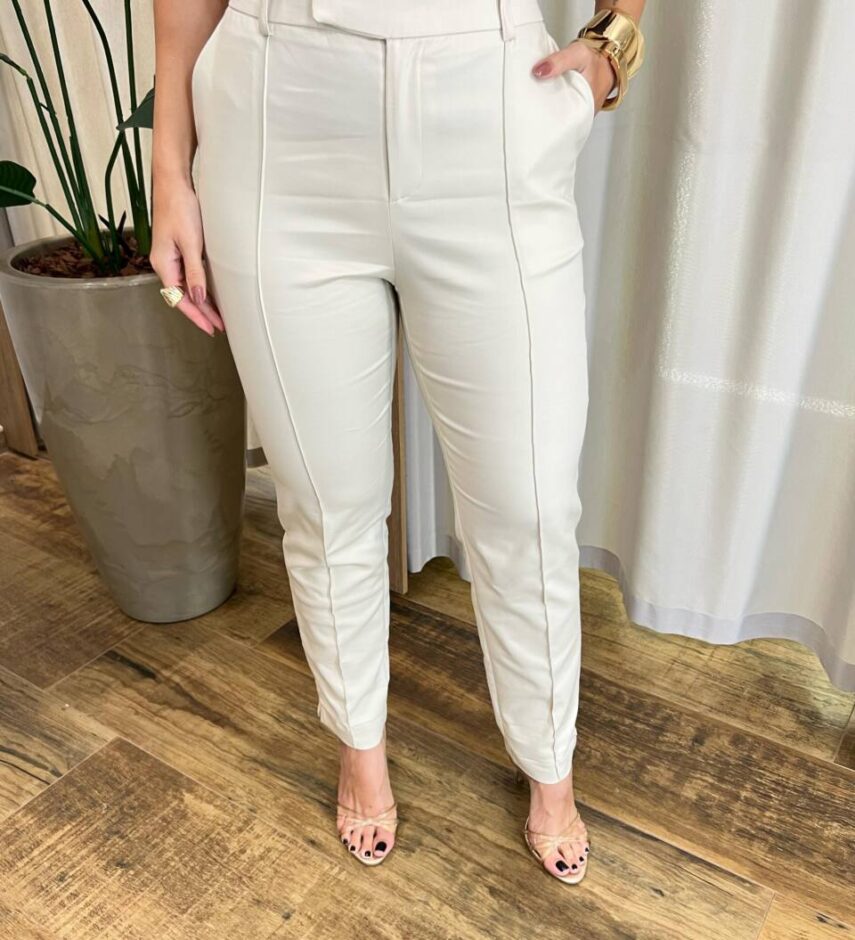 Calça Feminina Alfaiataria Ayla Nude com Bolsos - Fernanda Ramos Store