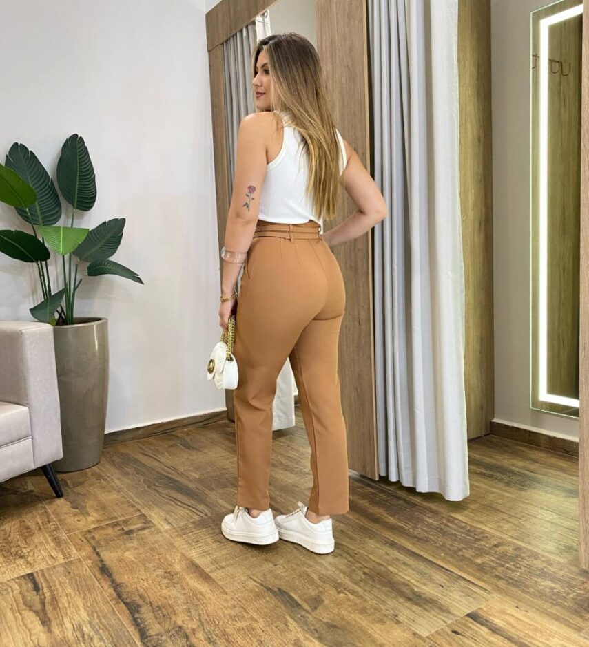 Calça Feminina Fernanda Alfaiataria Caramelo com Cinto Duplo - Fernanda Ramos Store