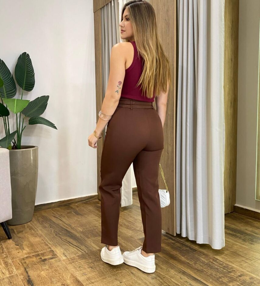 Calça Feminina Fernanda Alfaiataria Marrom com Cinto Duplo - Fernanda Ramos Store