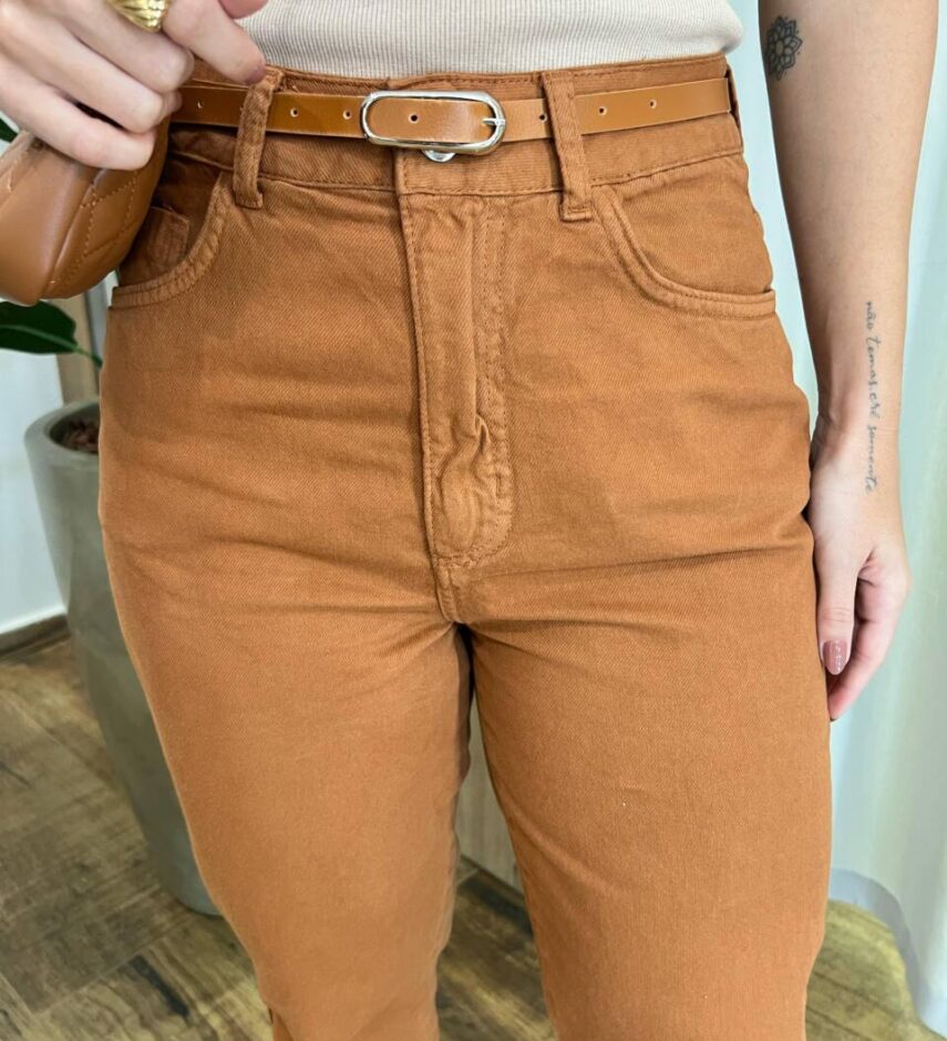 Calça Feminina Mom Sarja com Cinto Caramelo - Fernanda Ramos Store
