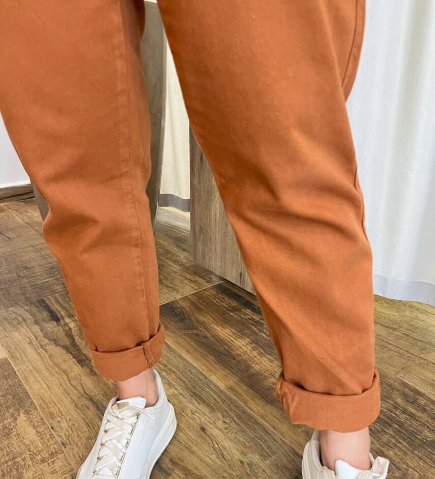 Calça Feminina Mom Sarja com Cinto Caramelo - Fernanda Ramos Store