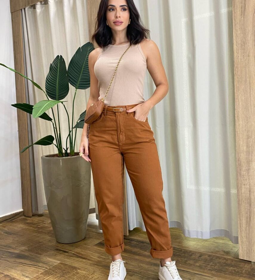 Calça Feminina Mom Sarja com Cinto Caramelo - Fernanda Ramos Store