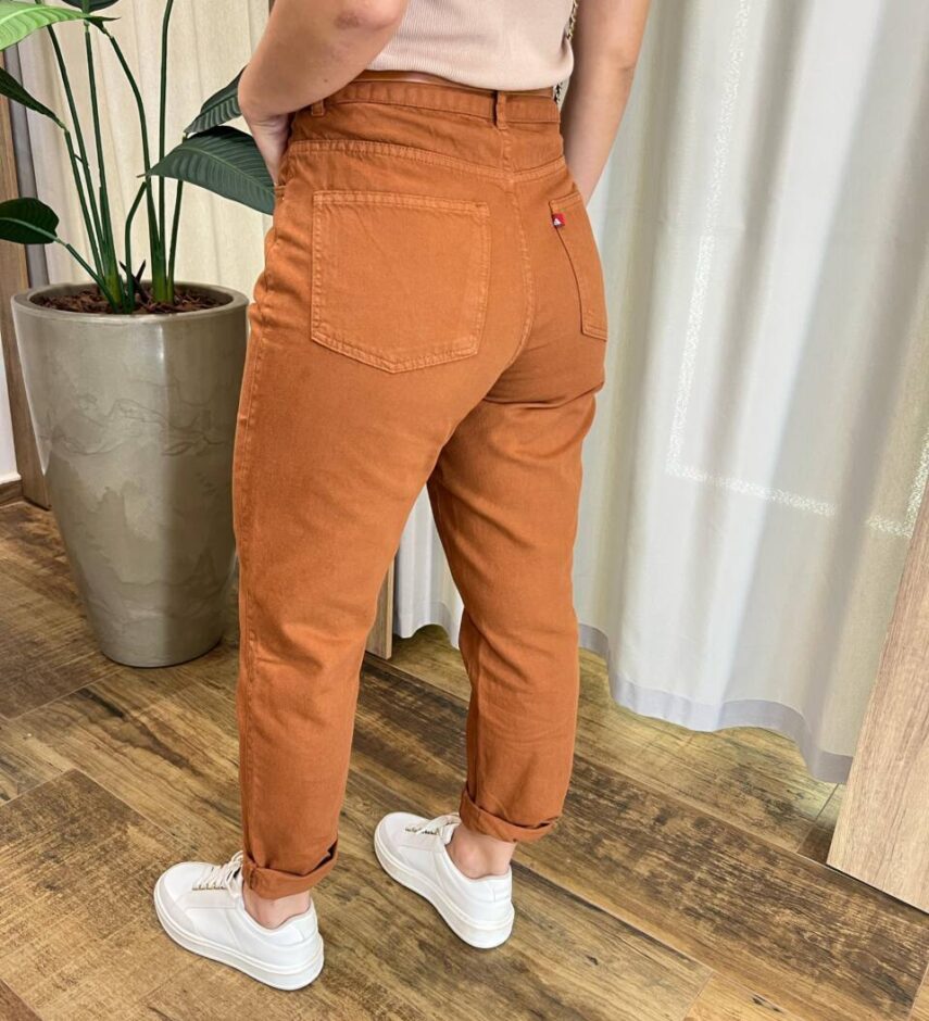 Calça Feminina Mom Sarja com Cinto Caramelo - Fernanda Ramos Store