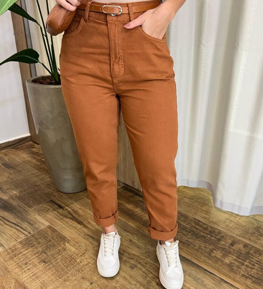 Calça Feminina Mom Sarja com Cinto Caramelo - Fernanda Ramos Store
