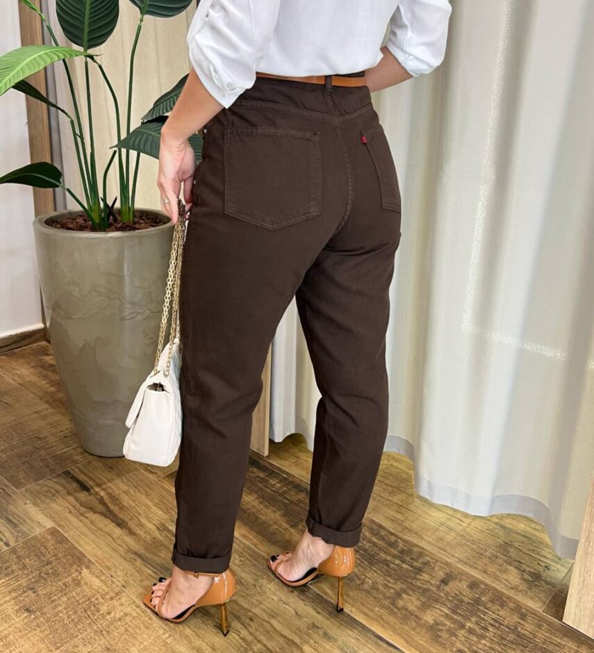 Calça Feminina Mom Sarja com Cinto Marrom - Fernanda Ramos Store