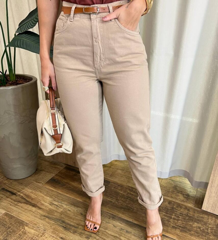 Calça Feminina Mom Sarja com Cinto Nude - Fernanda Ramos Store