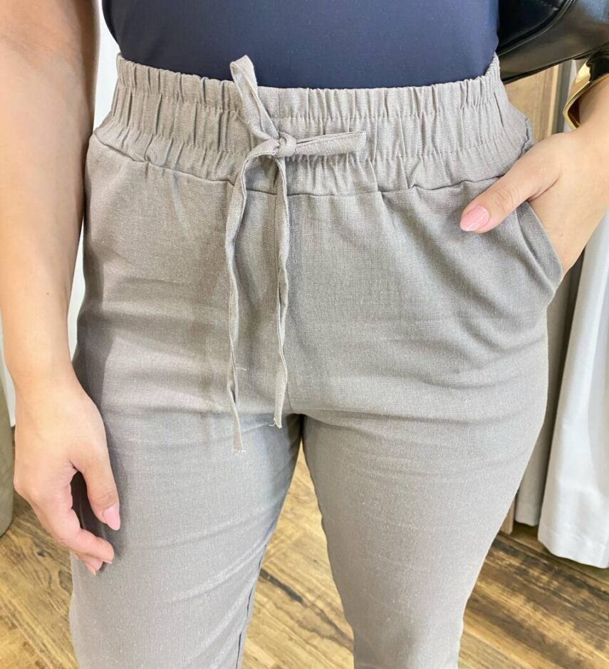 Calça Feminina Viscolinho Soraia com Bolsos e Detalhe Barra Chumbo - Fernanda Ramos Store