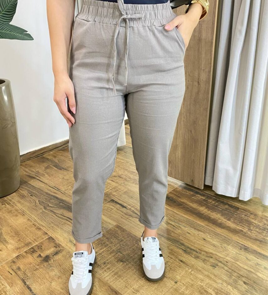Calça Feminina Viscolinho Soraia com Bolsos e Detalhe Barra Chumbo - Fernanda Ramos Store