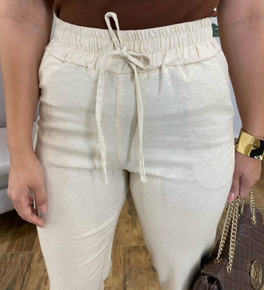 Calça Feminina Viscolinho Soraia com Bolsos e Detalhe Barra Cru - Fernanda Ramos Store