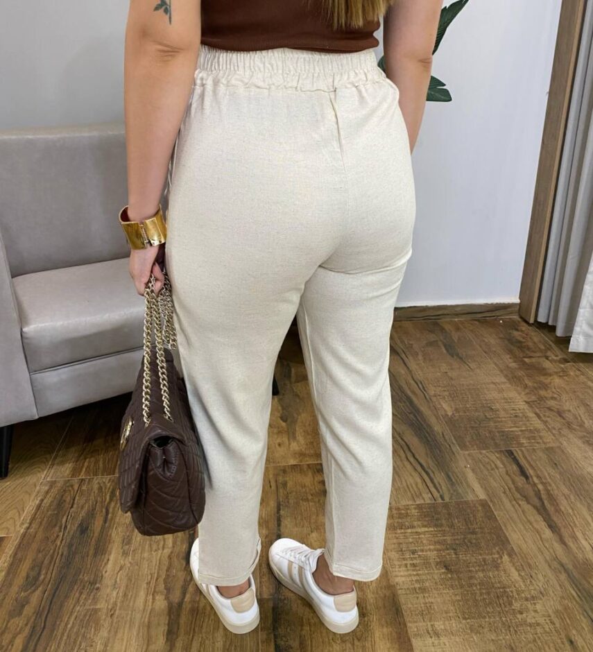 Calça Feminina Viscolinho Soraia com Bolsos e Detalhe Barra Cru - Fernanda Ramos Store