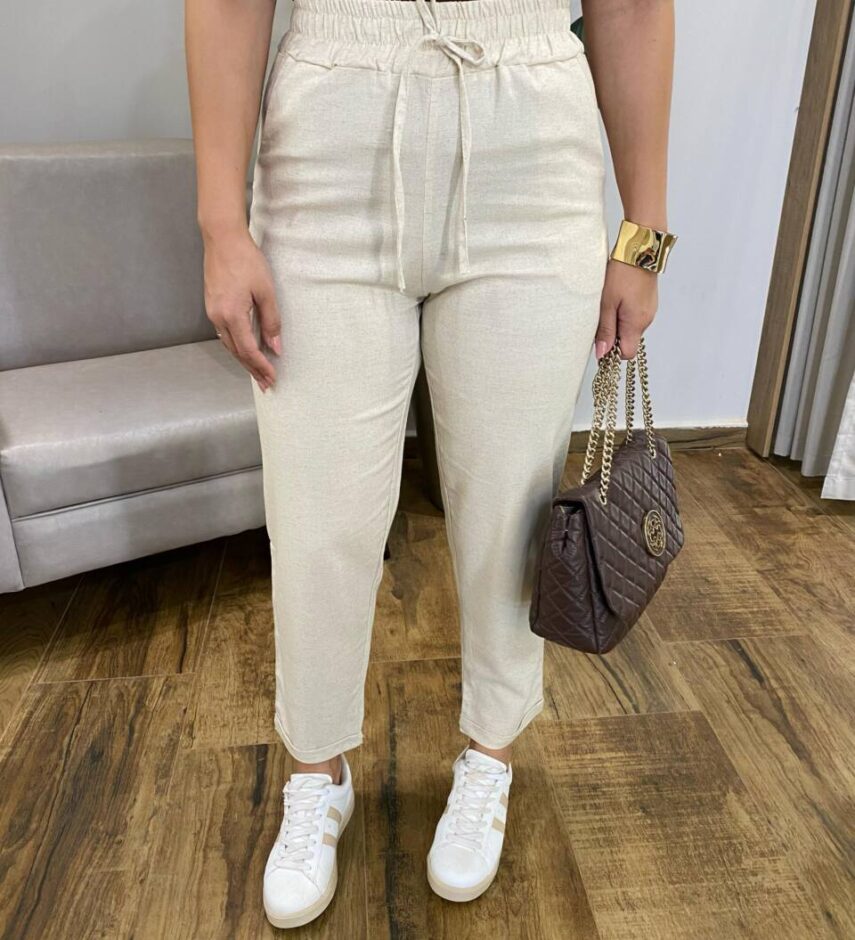 Calça Feminina Viscolinho Soraia com Bolsos e Detalhe Barra Cru - Fernanda Ramos Store