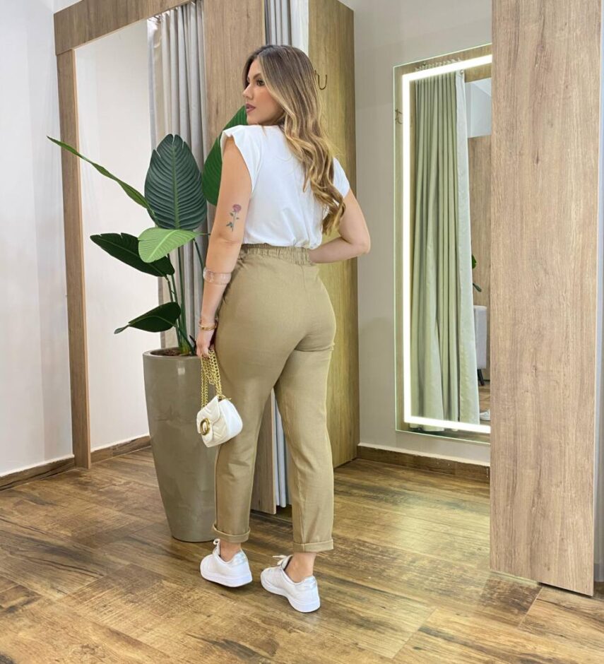 Calça Feminina Viscolinho Soraia com Bolsos e Detalhe Barra Caqui - Fernanda Ramos Store