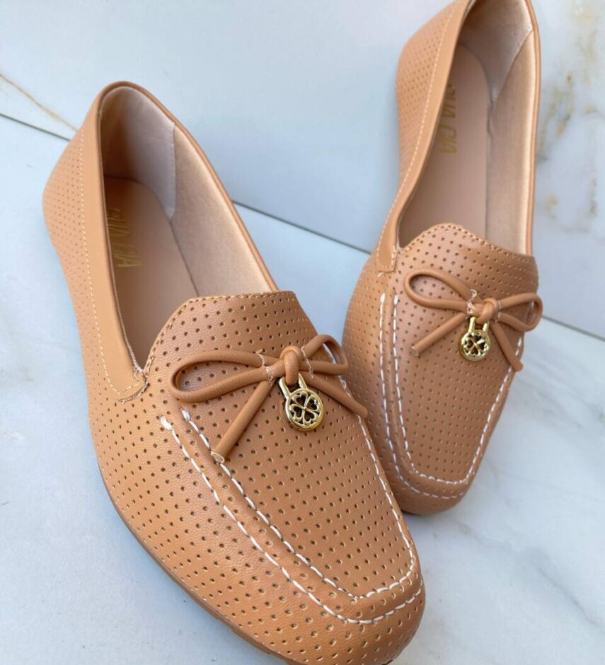 Mocassim Feminino Bico com Textura e Laço Caramelo - Fernanda Ramos Store