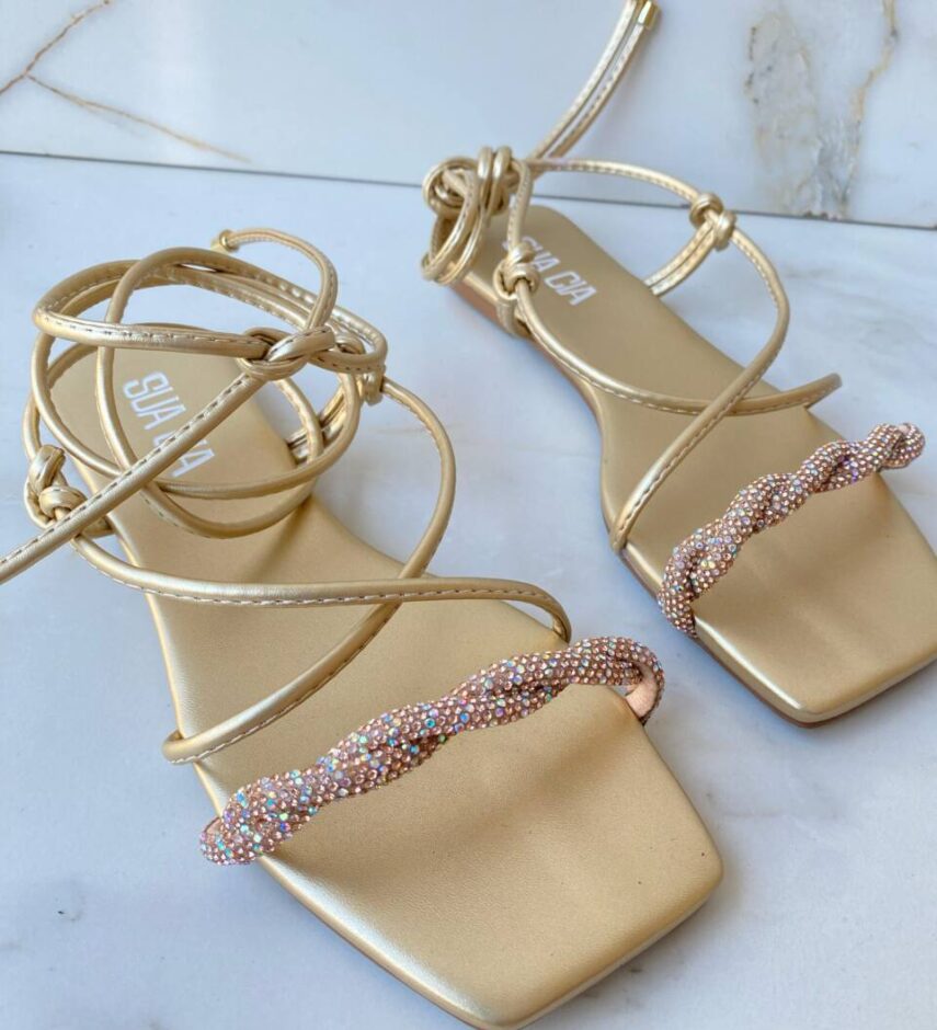 Sandália Rasteira Feminina Amarração e Detalhe em Strass Dourada - Fernanda Ramos Store