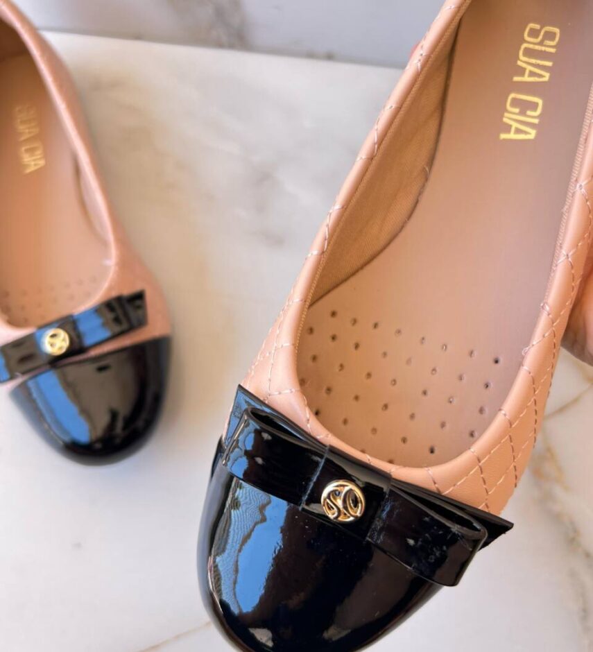 Sapatilha Feminina Matelassê Bege com Detalhe Bico Redondo Preto - Fernanda Ramos Store