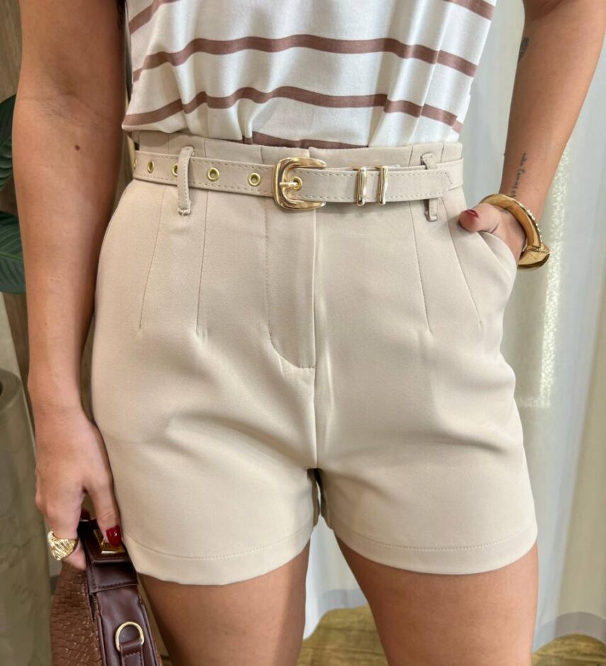 Short Feminino Alfaiataria Mabel com Bolsos e Cinto Bege - Fernanda Ramos Store