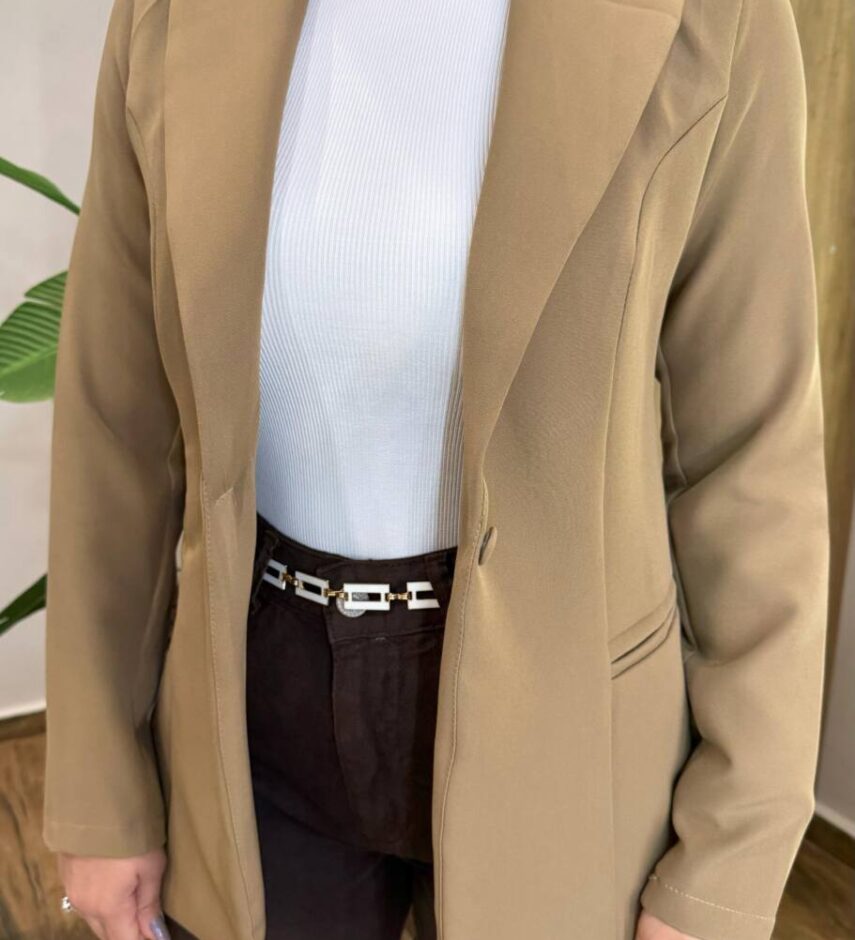 Blazer Feminino Boss Alfaiataria Manga Longa Bolso Falso Caqui - Fernanda Ramos Store