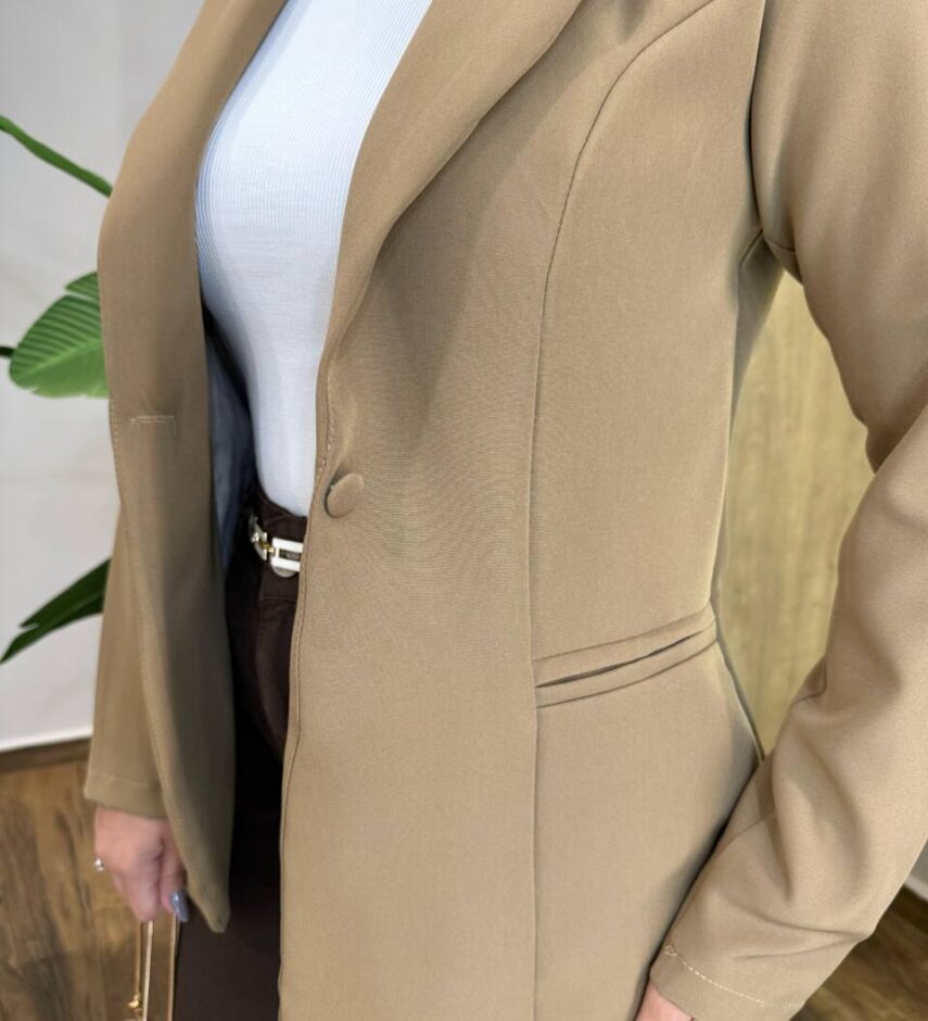 Blazer Feminino Boss Alfaiataria Manga Longa Bolso Falso Caqui - Fernanda Ramos Store