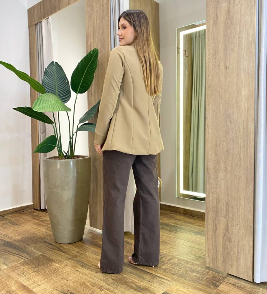 Blazer Feminino Boss Alfaiataria Manga Longa Bolso Falso Caqui - Fernanda Ramos Store