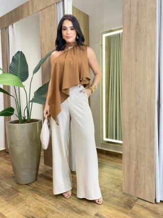 Blusa Crepe Elisa Assimétrica e Amarração no Pescoço Caramelo - Fernanda Ramos Store