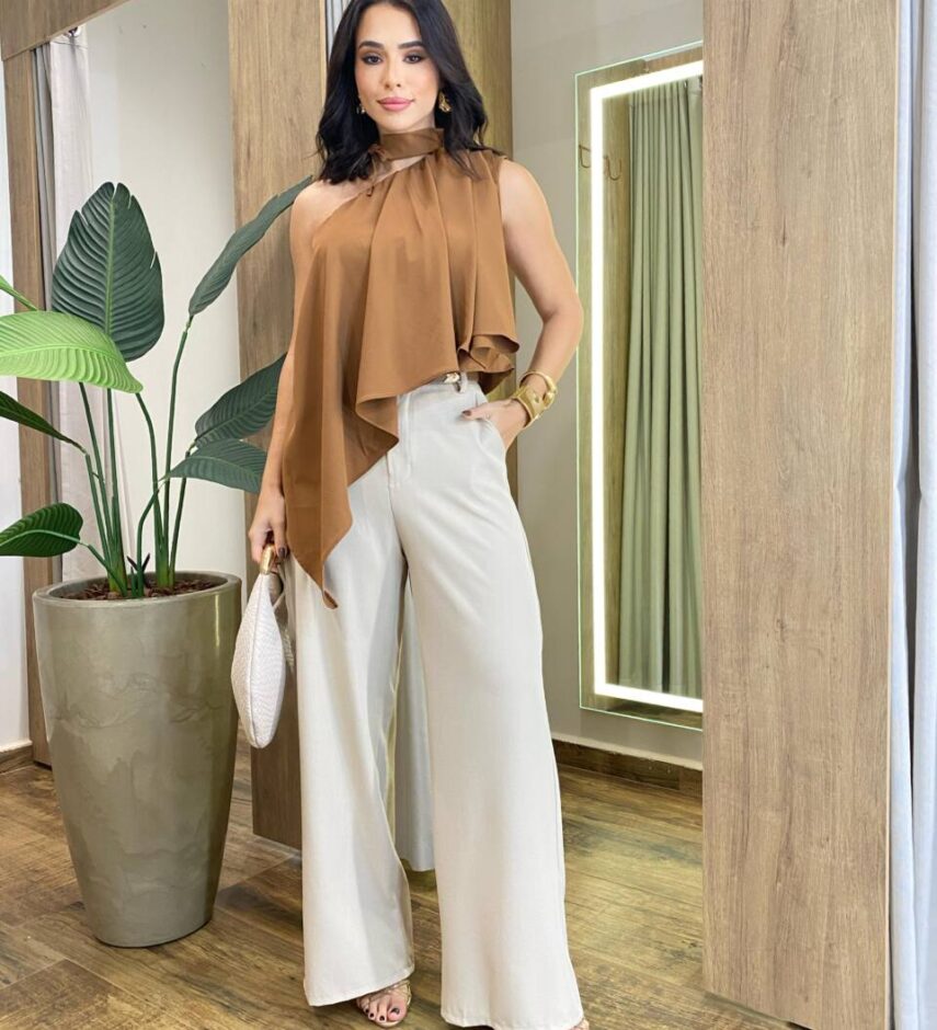 Blusa Crepe Elisa Assimétrica e Amarração no Pescoço Caramelo - Fernanda Ramos Store
