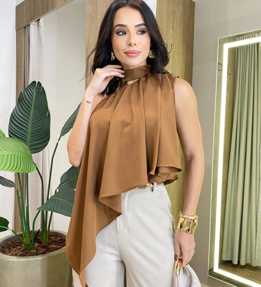Blusa Crepe Elisa Assimétrica e Amarração no Pescoço Caramelo - Fernanda Ramos Store
