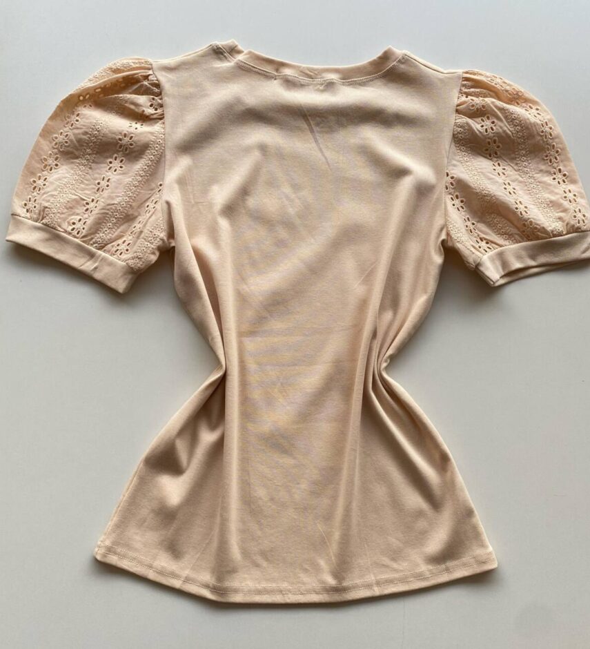 Blusa Feminina Manga Curta com Detalhes em Laise Bege - Fernanda Ramos Store