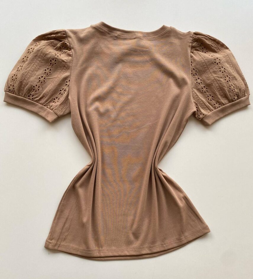 Blusa Feminina Manga Curta com Detalhes em Laise Chocolate - Fernanda Ramos Store