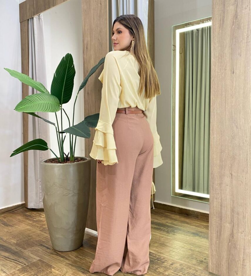 Blusa Manga Longa Hope com Manga Ampla e Babados Marfim - Fernanda Ramos Store