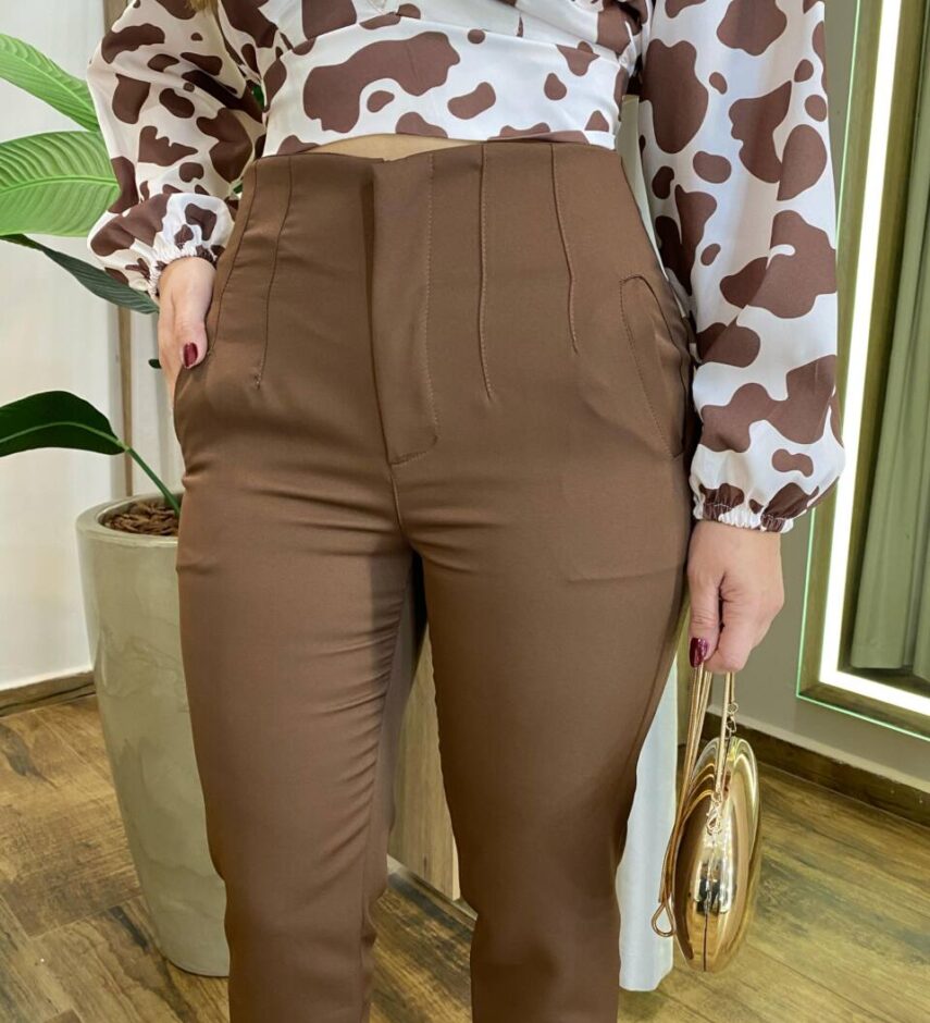 Calça Feminina Alfaiataria Leila com Bolsos Marrom - Fernanda Ramos Store