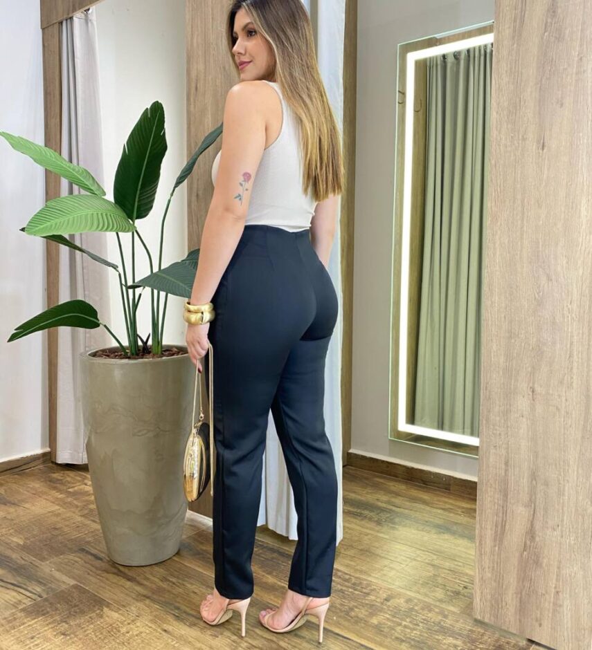 Calça Feminina Alfaiataria Leila com Bolsos Preta - Fernanda Ramos Store