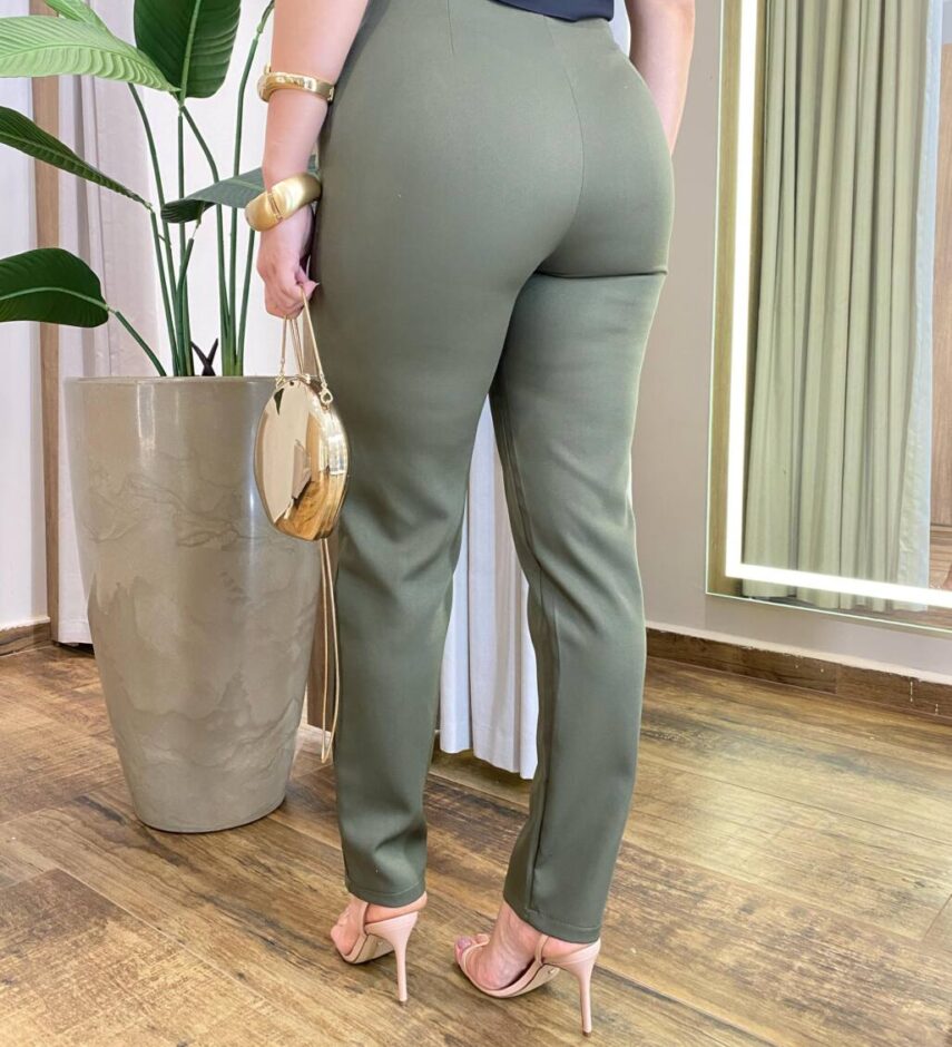 Calça Feminina Alfaiataria Leila com Bolsos Verde Militar - Fernanda Ramos Store