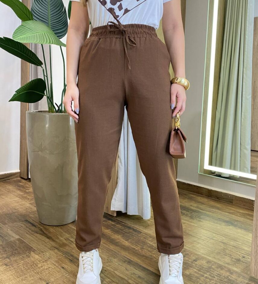 Calça Feminina Viscolinho Soraia com Bolsos e Detalhe Barra Marrom - Fernanda Ramos Store