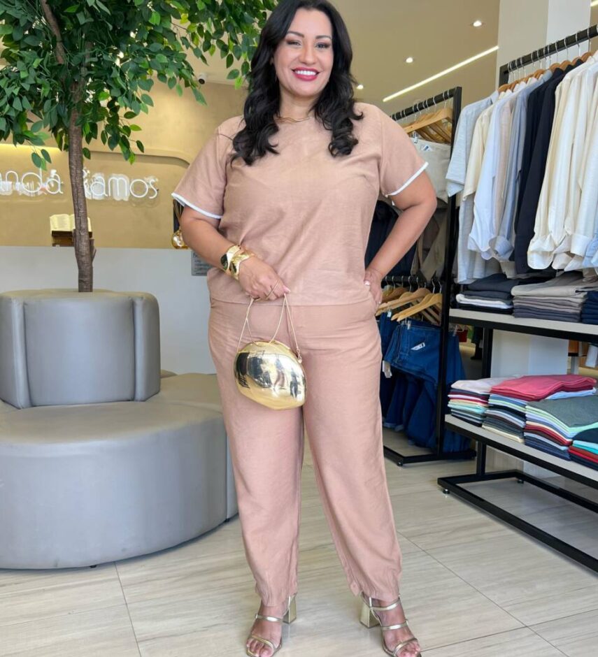 Conjunto Feminino Alfaiataria Plus Blusa Manga Curta e Calça Bege - Fernanda Ramos Store
