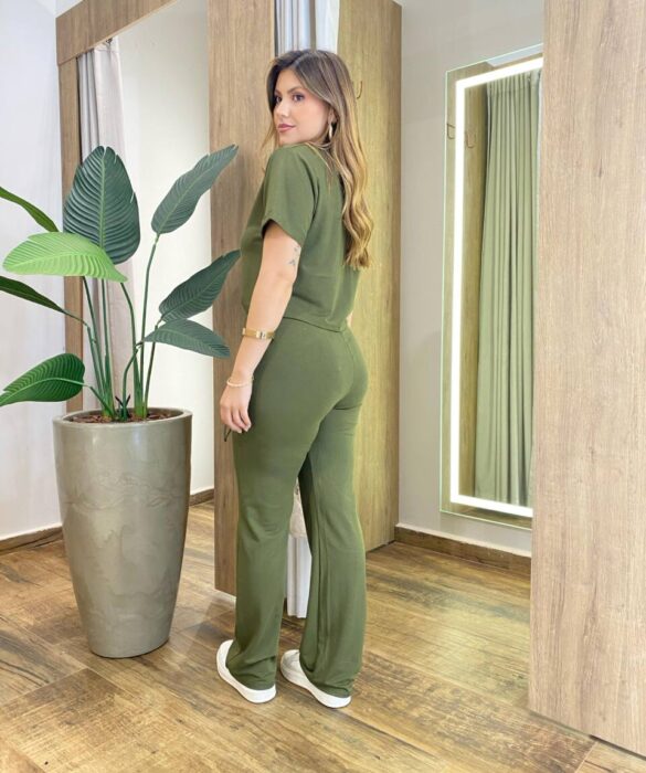Conjunto Moletinho Vania Blusa Manga Curta e Calça Verde Militar - Fernanda Ramos Store