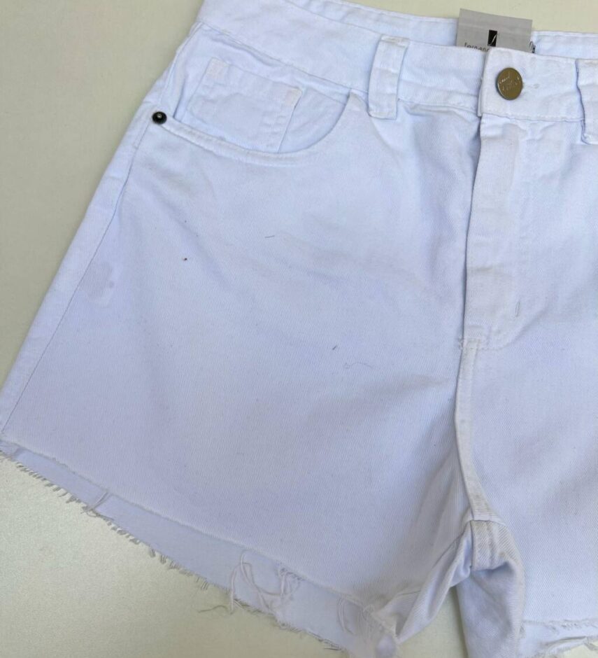 Short Feminino Jeans Branco Desfiado na Barra - Fernanda Ramos Store