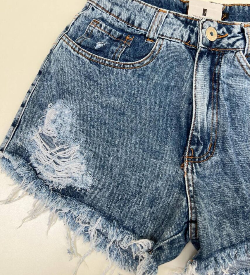 Short Feminino Jeans Marmorizado Destroyed e Barra Desfiada - Fernanda Ramos Store