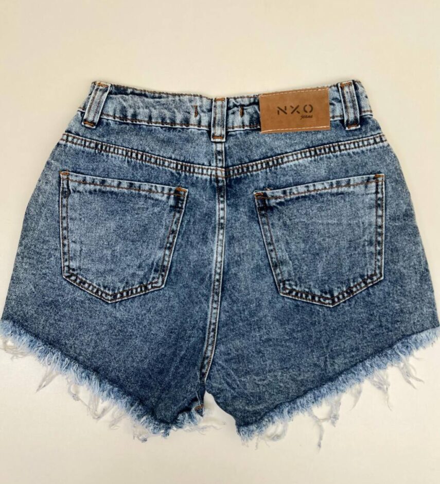 Short Feminino Jeans Marmorizado Destroyed e Barra Desfiada - Fernanda Ramos Store