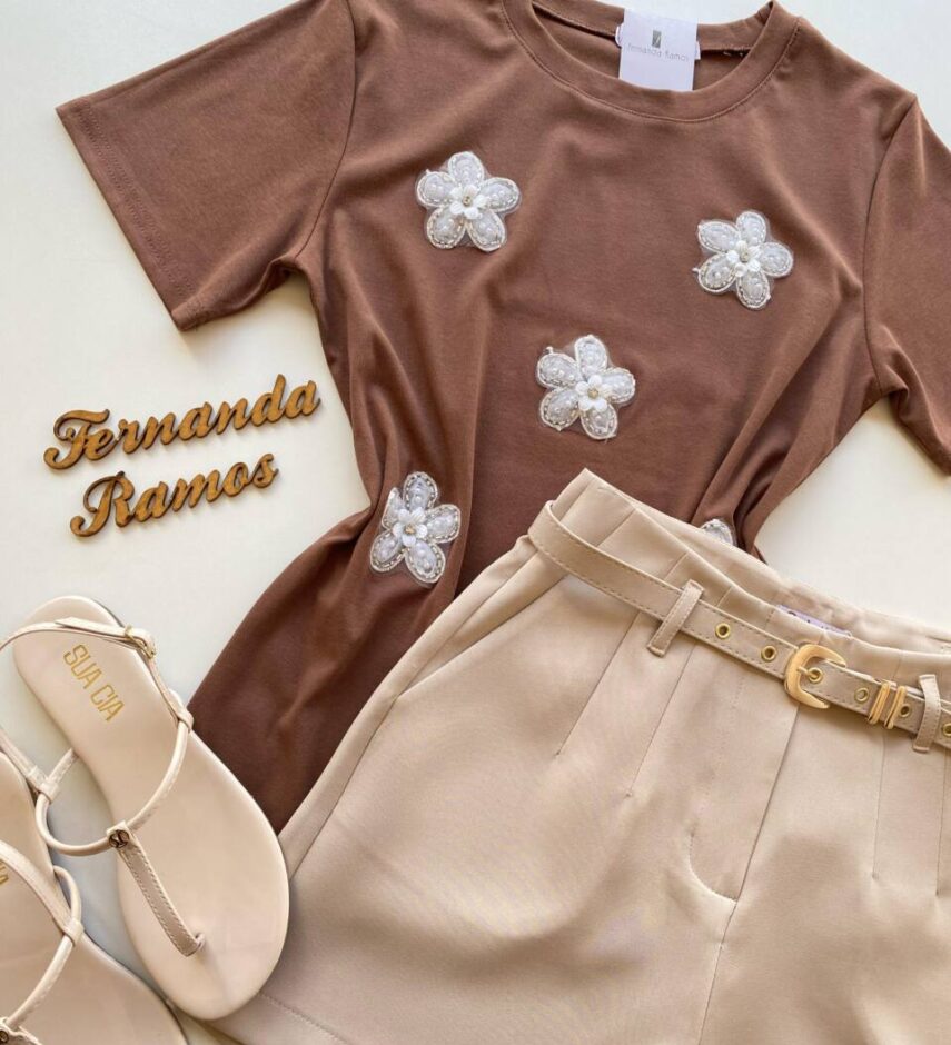 T-shirt Feminina Manga Curta Marsha Bordada com Pedrarias Marrom - Fernanda Ramos Store