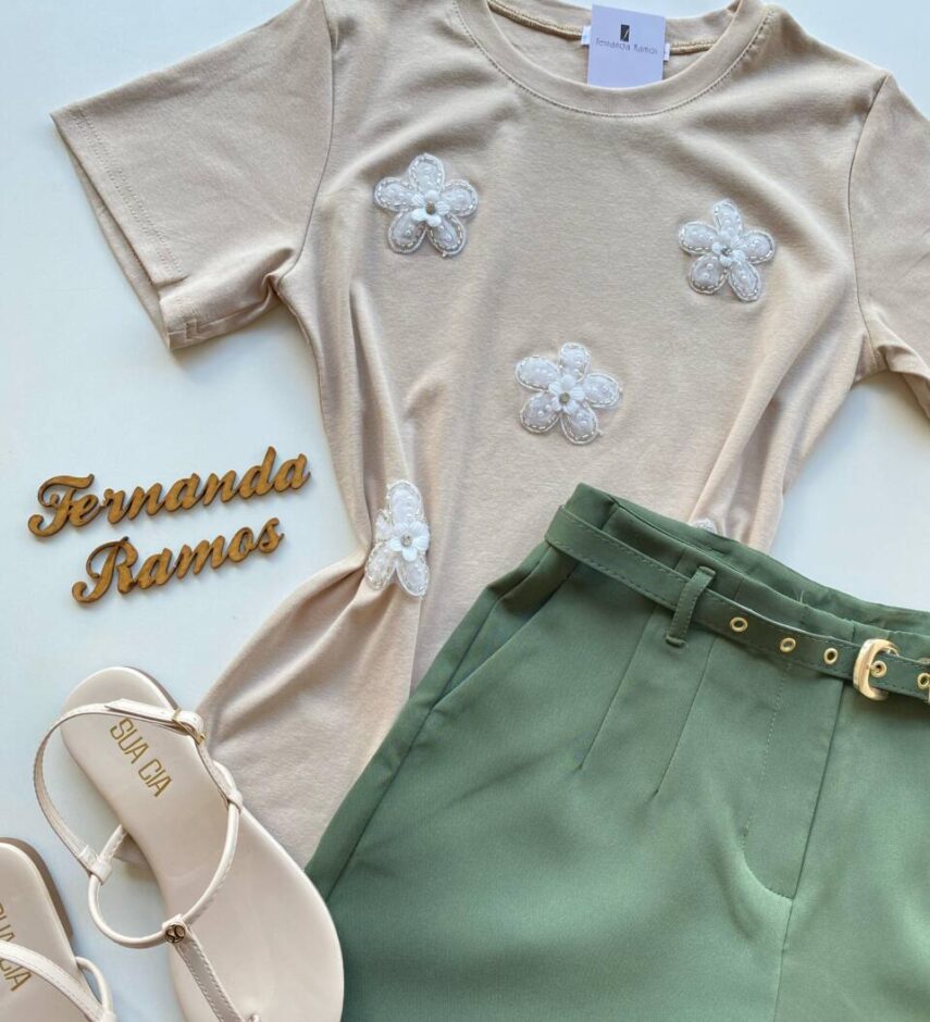 T-shirt Feminina Manga Curta Marsha Bordada com Pedrarias Bege - Fernanda Ramos Store