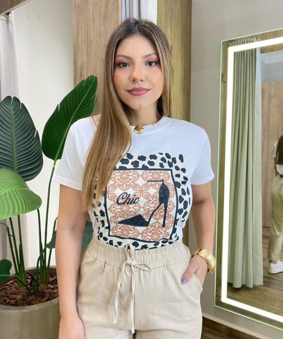 T-shirt Feminina Manga Curta Plus Estampada Chic Off White - Fernanda Ramos Store