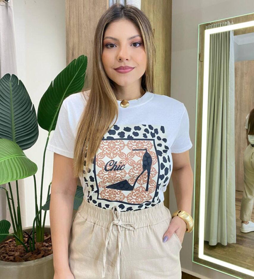 T-shirt Feminina Manga Curta Plus Estampada Chic Off White - Fernanda Ramos Store
