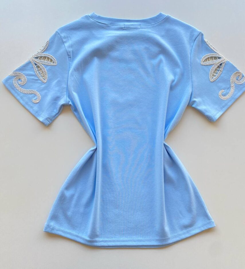 T-shirt Feminina Sandy Manga Curta com Detalhes Bordados Azul - Fernanda Ramos Store