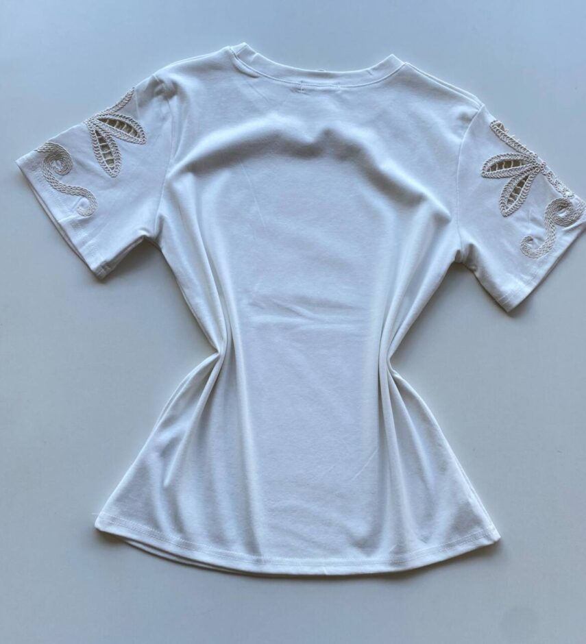 T-shirt Feminina Sandy Manga Curta com Detalhes Bordados Branca - Fernanda Ramos Store