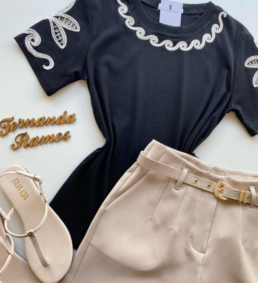 T-shirt Feminina Sandy Manga Curta com Detalhes Bordados Preta - Fernanda Ramos Store
