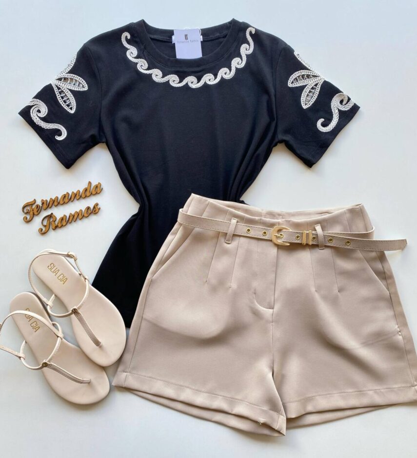 T-shirt Feminina Sandy Manga Curta com Detalhes Bordados Preta - Fernanda Ramos Store